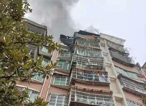 貴陽民房頂層突發(fā)大火，活動(dòng)板房濃煙沖天